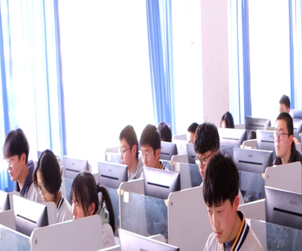 濟(jì)南應(yīng)用技術(shù)職業(yè)中等專(zhuān)業(yè)學(xué)校軟件與信息服務(wù)專(zhuān)業(yè) 聚焦技術(shù)開(kāi)發(fā)與銷(xiāo)售，培育復(fù)合型IT人才